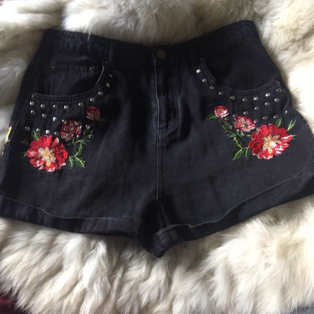 F21 black floral embroidery shorts large